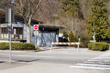 Vancouver, Kanada - 24 Mart 2020: Vancouver City 'nin Bariyer Kapısı ile Vancouver' daki Stanley Park 'taki COVID-19 nedeniyle kapalı park yeri