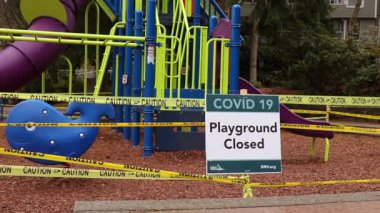Deep Cove, Kanada - 1 Nisan 2020: Panorama Park 'taki COVID-19 (Coronavirus) nedeniyle işaret oyun parkının görüntüsü kapatıldı