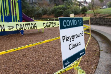 Deep Cove, Kanada - 1 Nisan 2020: Panorama Park 'taki COVID-19 (Coronavirus) nedeniyle işaret oyun parkının görüntüsü kapatıldı