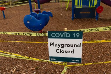 Deep Cove, Kanada - 1 Nisan 2020: Panorama Park 'taki COVID-19 (Coronavirus) nedeniyle işaret oyun parkının görüntüsü kapatıldı