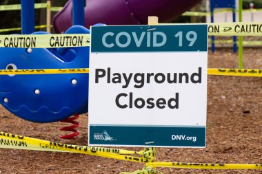 Deep Cove, Kanada - 1 Nisan 2020: Panorama Park 'taki COVID-19 (Coronavirus) nedeniyle işaret oyun parkının görüntüsü kapatıldı