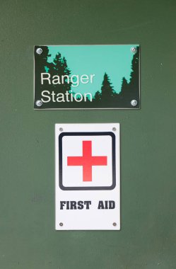 Deep Cove, Kanada - 1 Nisan 2020: Panorama Park 'taki küçük bir binada 