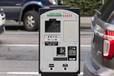 Vancouver, Kanada - 2 Nisan 2020: Vancouver Thurlow Caddesi 'nde park metresi. Telefonla ödeme yapılabilir.