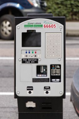 Vancouver, Kanada - 2 Nisan 2020: Vancouver Thurlow Caddesi 'nde park metresi. Telefonla ödeme yapılabilir