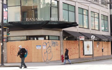 Vancouver, Kanada - 2 Nisan 2020: Vancouver mağazaları, COVID-19 'un neden olduğu işletme kapanması nedeniyle hırsızlık ve haneye tecavüz olaylarının artmasının ardından dükkanlarını tahtalarla kapattılar