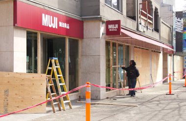 Vancouver, Kanada - 2 Nisan 2020: COVID-19 'un neden olduğu işletme kapanmaları nedeniyle işçiler 