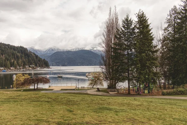 Panoramablick Auf Die Indian Arm Bay Mit Schneebedeckten Bergen Hintergrund — Stockfoto