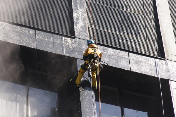 Vancouver Canada April 2020 Construction Worker Power Washes Windows One — Stock Photo, Image