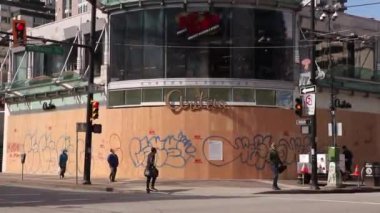 Vancouver, Kanada - 2 Nisan 2020: Vancouver mağazaları, COVID-19 'un neden olduğu işletme kapanması nedeniyle hırsızlık ve haneye tecavüz olaylarının artmasının ardından dükkanlarını tahtalarla kapattılar
