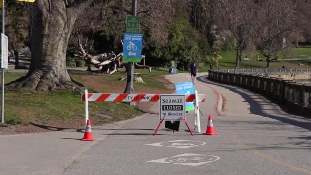 Vancouver Kanada Dubna 2020 Pohled Nápis Seawall Closed Bicycles Kvůli — Stock video