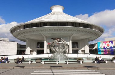 Vancouver, Kanada - 29 Şubat 2020: The H.R. Vanier Park 'taki MacMillan Uzay Merkezi planetaryumu ve Vancouver Müzesi