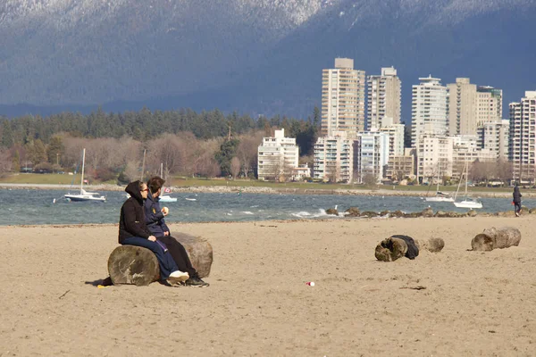 Vancouver Kanada Februari 2020 Folk Sitter Kitsilano Beach Den Soliga — Stockfoto