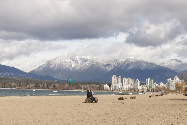 Vancouver Canada Februari 2020 Mensen Zitten Het Kitsilano Beach Tijdens — Stockfoto