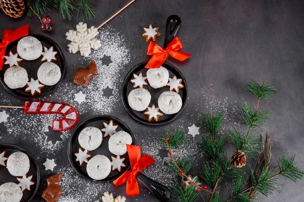 Pudra şekerli mini çörekler, kurabiye ve Noel şekeri.. — Stok fotoğraf