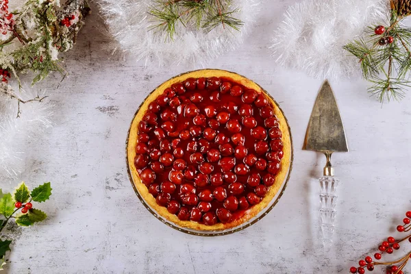 Вкусный вишневый пирог с вишней и желе на Рождество. Вид сверху . — стоковое фото