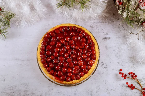 Cheesecake κεράσι με μούρα στην κορυφή με cristmas διακόσμηση. — Φωτογραφία Αρχείου