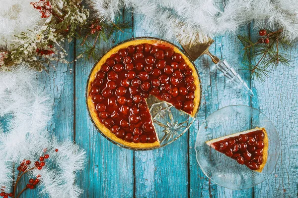 Käsekuchen mit Kirschbelag und Weihnachtsdekoration. — Stockfoto