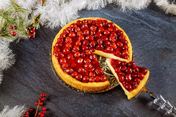 Kirazlı cheesecake, üstünde vişneli jöle ve Noel süslemesi.. — Stok fotoğraf