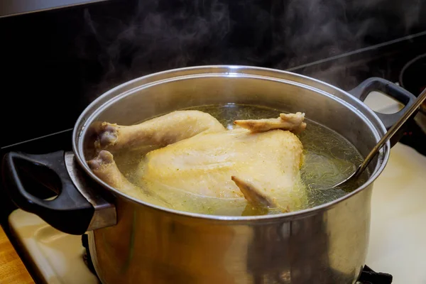 Куриный суп с курицей в кастрюле . — стоковое фото
