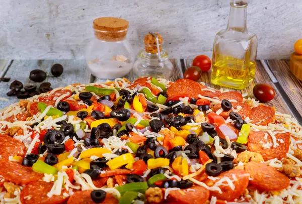 Everything pizza. Round pizza with pepperoni, sausage, olives, pepper and cheese. — Stock Photo, Image