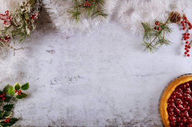 Böğürtlenli Noel arkaplanı ve yılbaşı ağacı dalları. Yeni yıl kavramı.