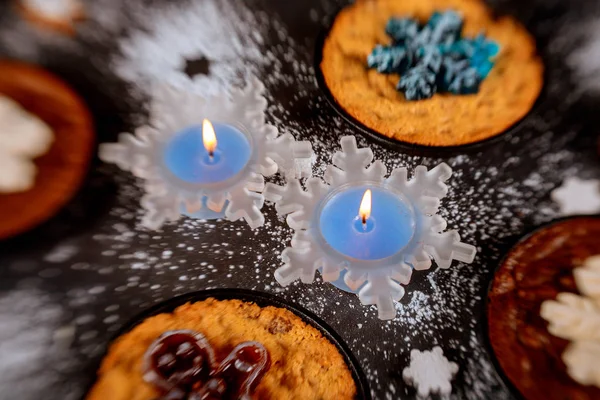 Κάψιμο κεριών στο τραπέζι με φαγητό, διακοσμημένο για τη νύχτα των Χριστουγέννων. — Φωτογραφία Αρχείου