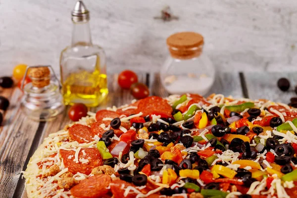 Supreme pizza with olives, onions, sausage and peppers. — Stock Photo, Image