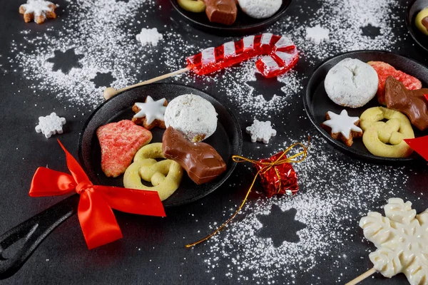 Şekerli mini demir tavaların en üst görüntüsü. Noel kurabiyesi, çikolata ve şeker. — Stok fotoğraf