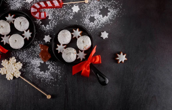 Noel tavasında lezzetli kurabiyeler ve ahşap arka planda çikolata.. — Stok fotoğraf