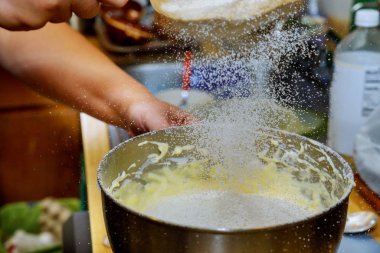 Kadın unu hamurla karıştırıyor. Pasta hamuru.