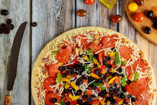 Everything pizza. Pizza with black olives, pepperoni, sausage, pepper and cheese. — Stock Photo, Image