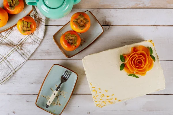 Pastel cremoso con queso crema limpiado y decorado con caqui . — Foto de Stock