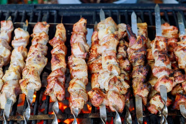 Grillé kebab cuisson sur brochettes. Grill avec charbon de bois et flamme . — Photo