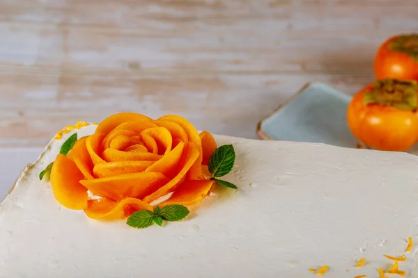 Torta di carote ricoperta di glassa di crema di formaggio e decorata con cachi scivolati . — Foto Stock