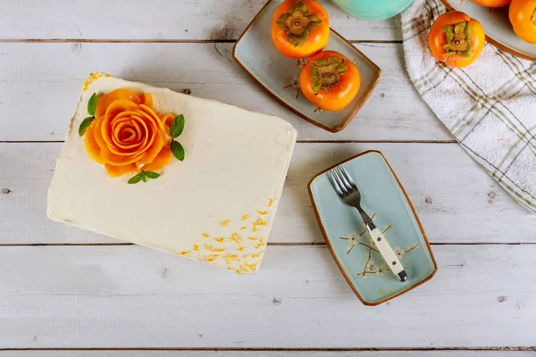 Burro bianco torta rettangolare con rose fiore di cachi . — Foto Stock