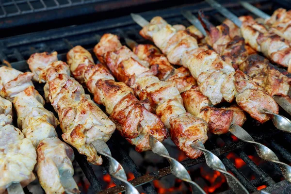 La viande sur les brochettes est grillée avec du charbon de bois brûlant . — Photo