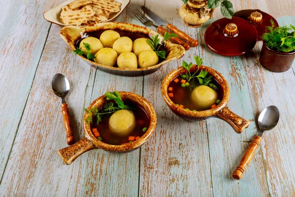 Masă de cină cu supă de minge evreiască matzoh, bile matzo . — Fotografie, imagine de stoc