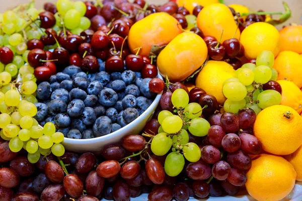 Frische Bio-Früchte, Blaubeeren, Trauben und Mandarinen. Nahaufnahme. — Stockfoto