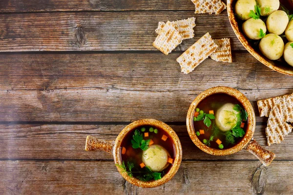 М'ясний суп з мацо в двох тарілках з ложками на дерев'яному фоні . — стокове фото