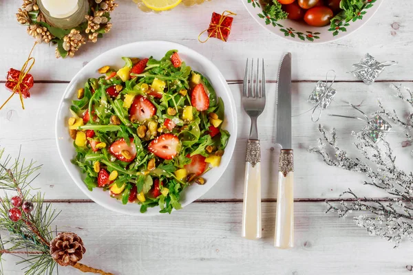 Salade à la roquette, fraises et ananas à la décoration de Noël . — Photo