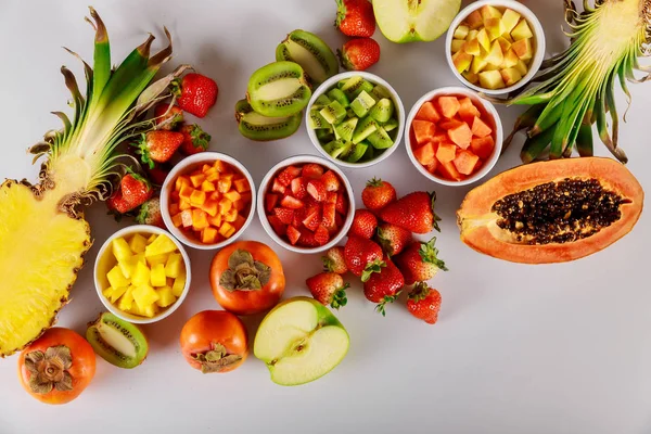 Εξωτικά και τροπικά φρούτα παπάγια, ανανάς, ακτινίδιο, μήλο, φράουλα και λωτός. Άνω όψη — Φωτογραφία Αρχείου
