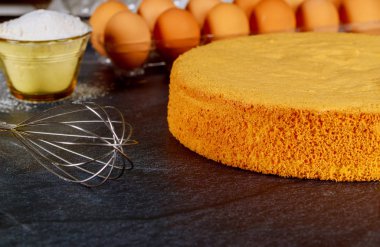 Siyah arka planda yumurta, un ve çırpılmış ev yapımı kek. Fırın kavramı.