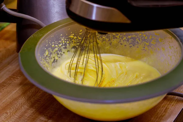 Желтки для взбивания яиц и сахар с электрическим смесителем . — стоковое фото