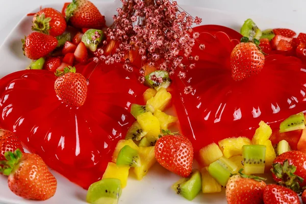 Corazones de gelatina de fresa con fresas frescas y piña . —  Fotos de Stock