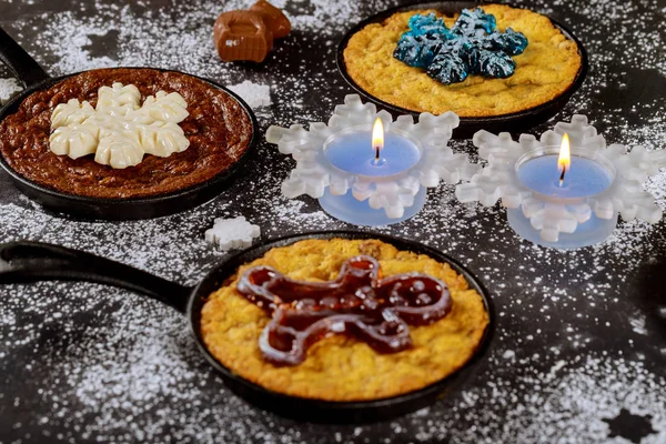 Noel gecesi ya da yeni yıl için süslenmiş yemek masasında mum yakmak.. — Stok fotoğraf