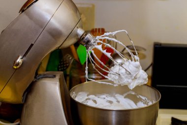 Elektrikli karıştırıcının çırpılmış yumurta beyazı.