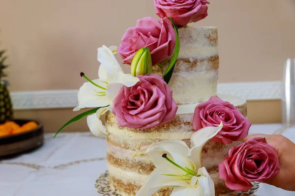 Beautiful naked cake with cream and flowers. — Stock Photo, Image