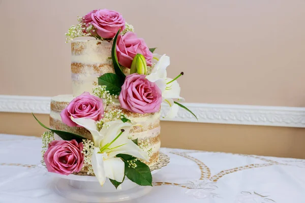 Fastive rustic cake with flowers, rose and lily. — Stock Photo, Image