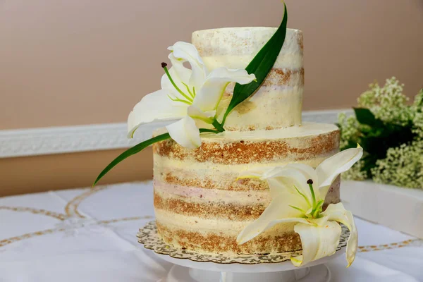 Beautiful naked cake with cream and white lily. — Stock Photo, Image