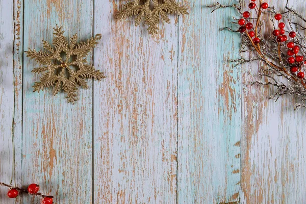 Χριστουγεννιάτικη σύνθεση. Λάμψη νιφάδες χιονιού και κόκκινα κλαδιά μούρα σε μπλε φόντο. Χειμώνας, έννοια του νέου έτους. — Φωτογραφία Αρχείου